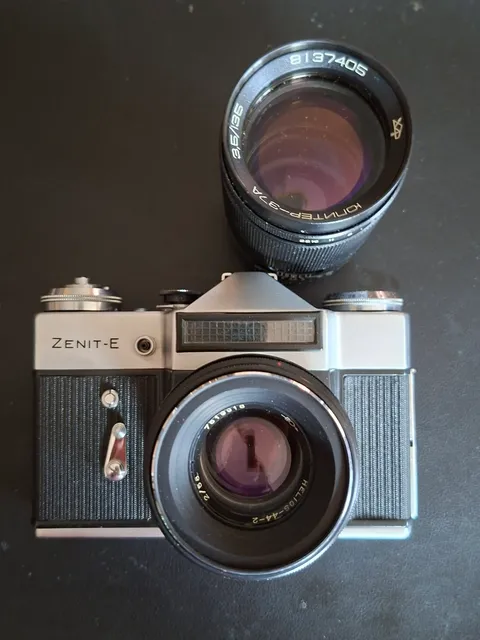 Zenit-E филмов фотоапарат с Helios-44-2 58mm и Юпитер-37А 135mm