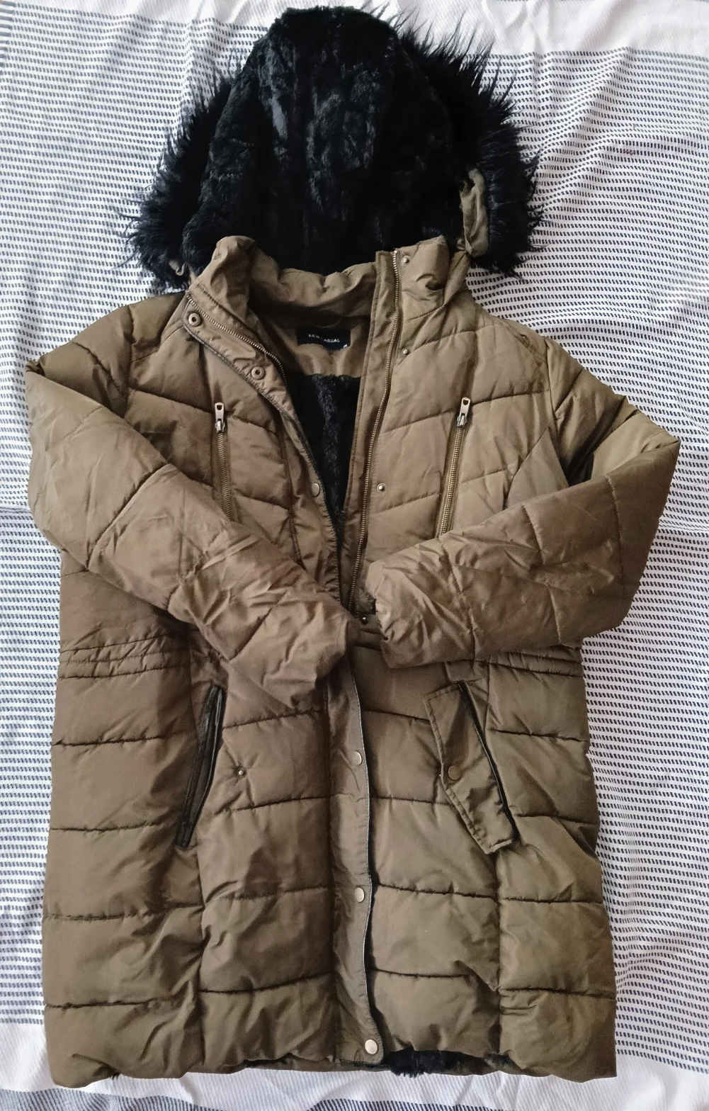 LC Waikiki зимно яке в масленозелено с качулка и косъм