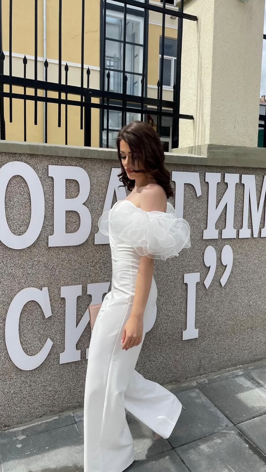 Бял официален гащеризон с паднали рамене