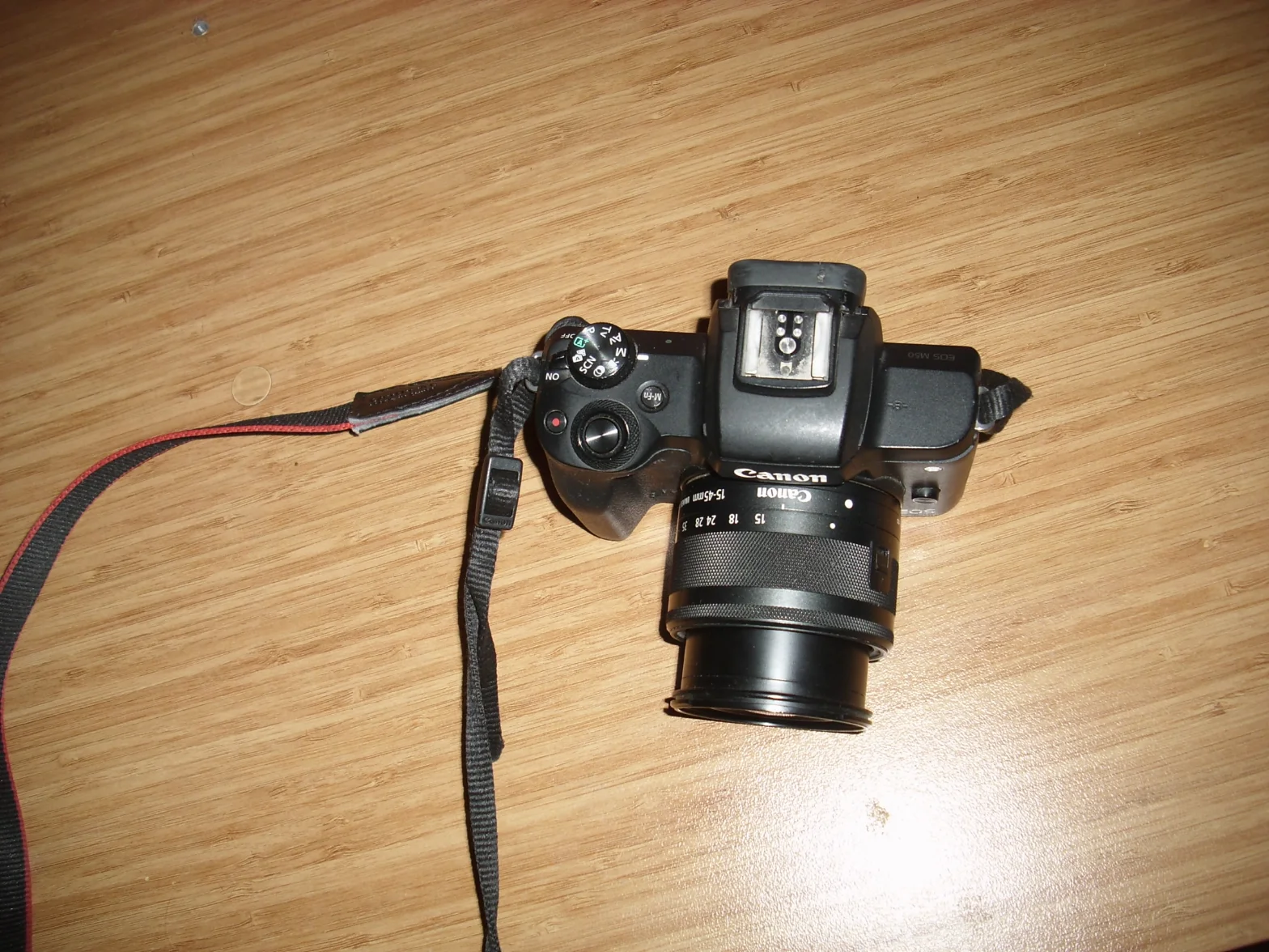 Canon EOS M50 + обектив EF-M 15-45mm, черен, комплект с каишка