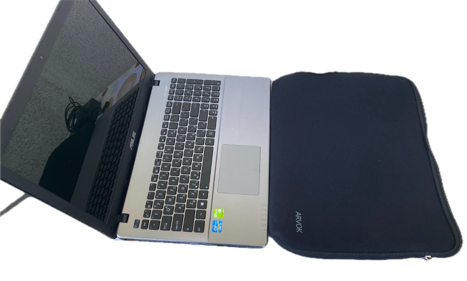 Лаптоп ASUS X550V Intel Core i5, NVIDIA GeForce, с калъф